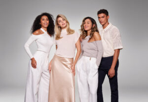 Twórcy internetowi testują urządzenia do stylizacji włosów