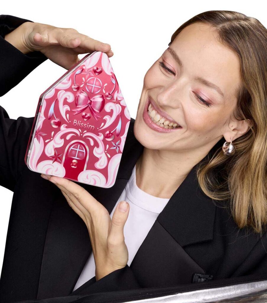 Kobieta prezentująca kosmetyki marki Blissim